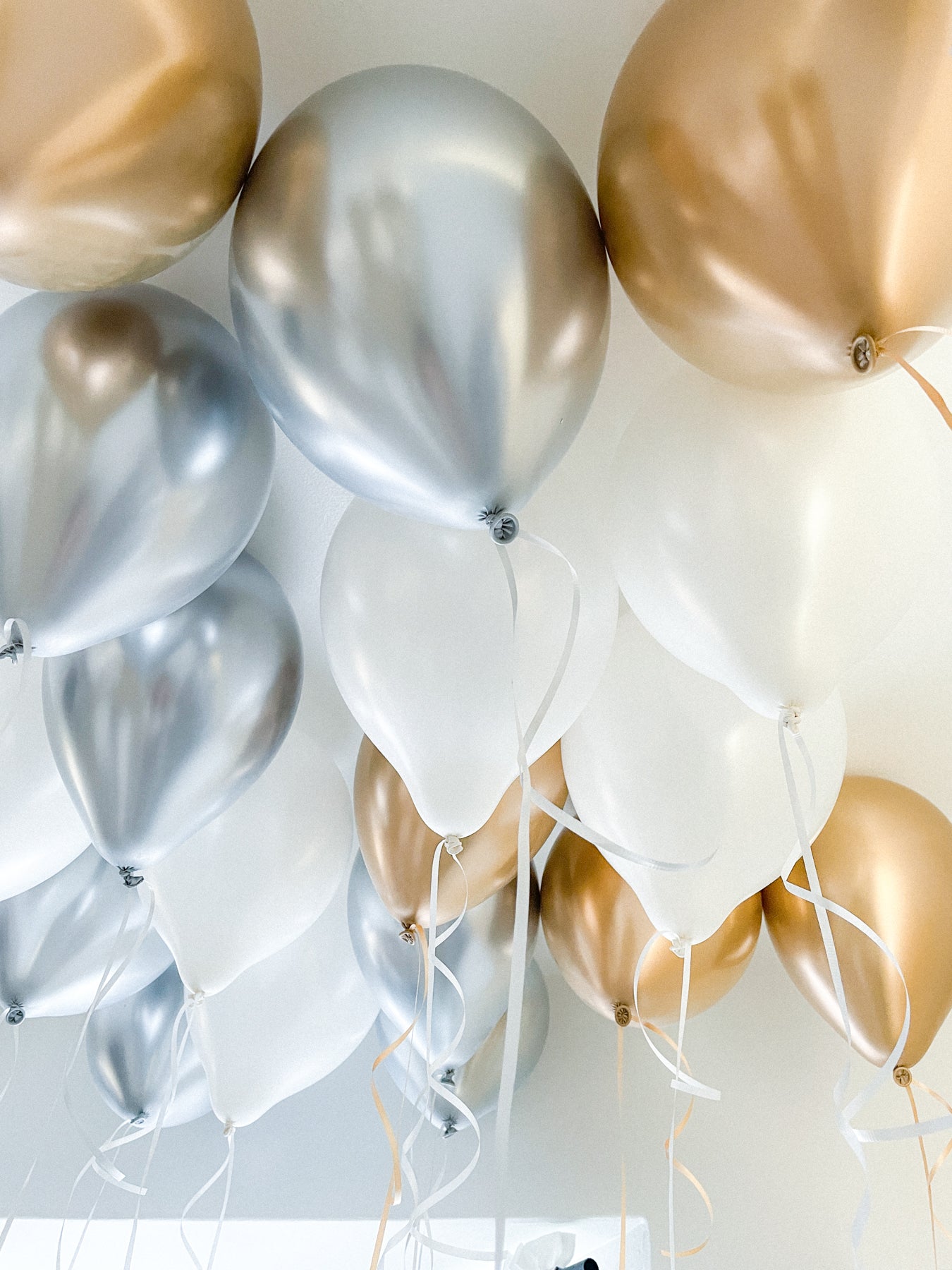 NYE Ceiling Balloons - Set of 20 Gold, Silver, White