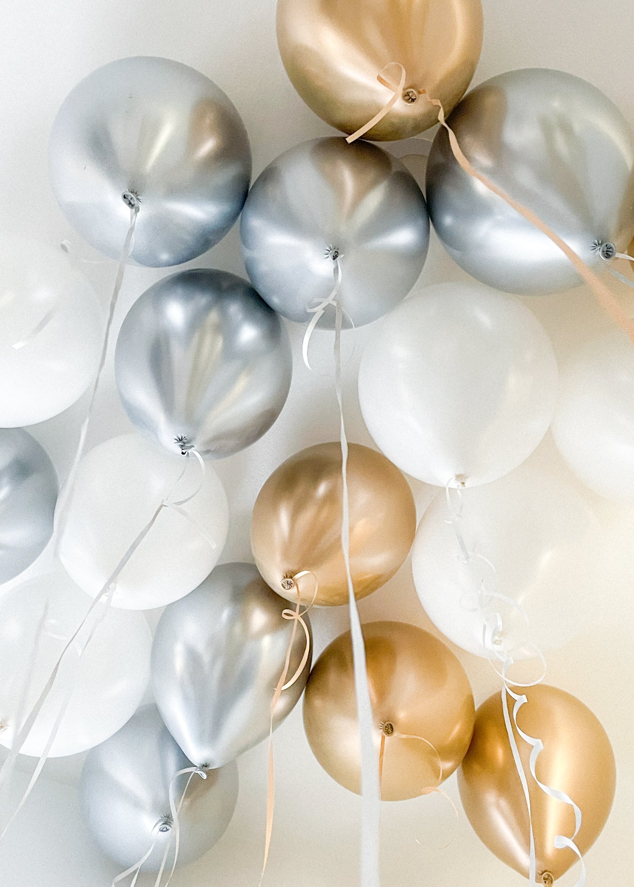 NYE Ceiling Balloons - Set of 20 Gold, Silver, White