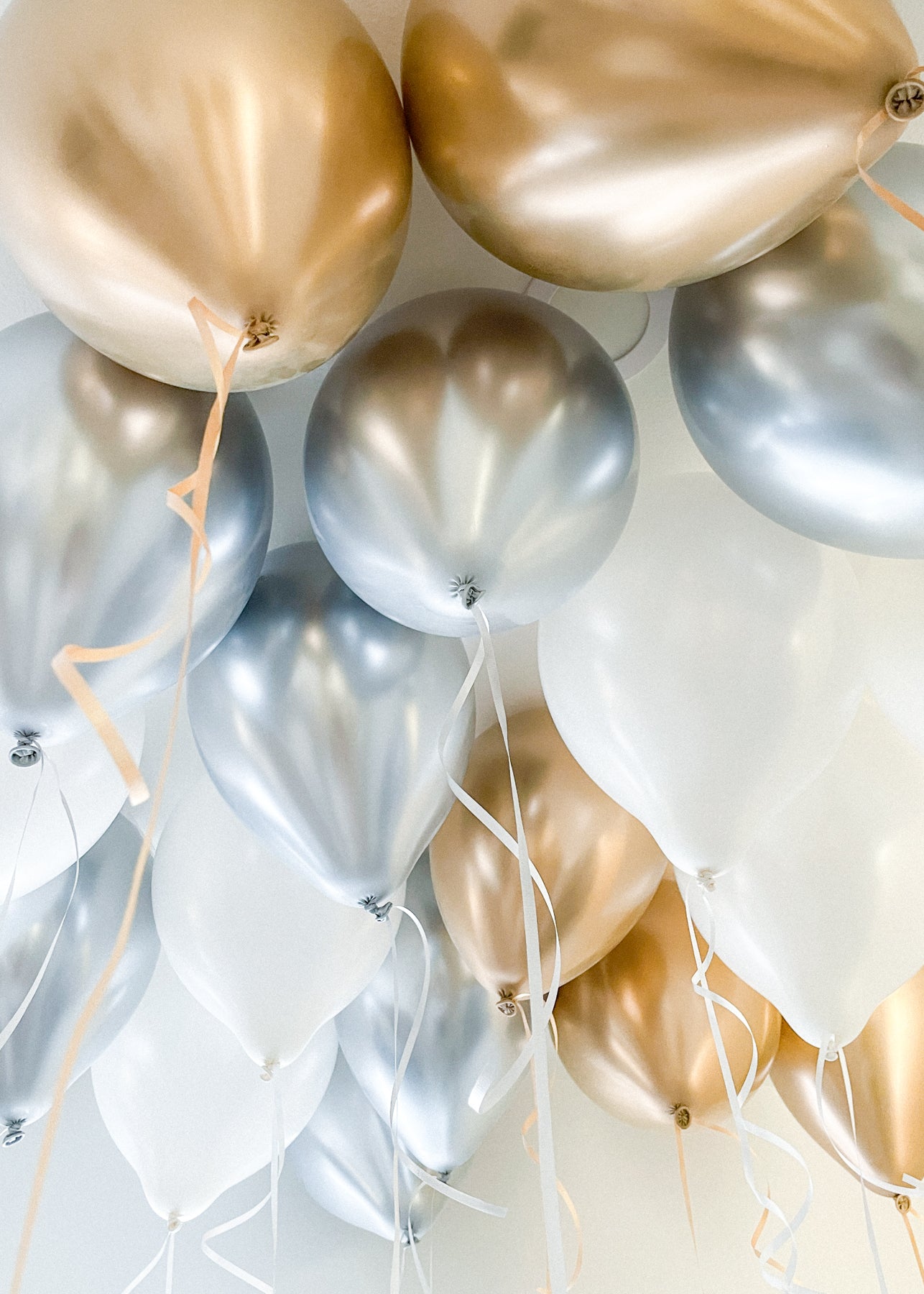 NYE Ceiling Balloons - Set of 20 Gold, Silver, White