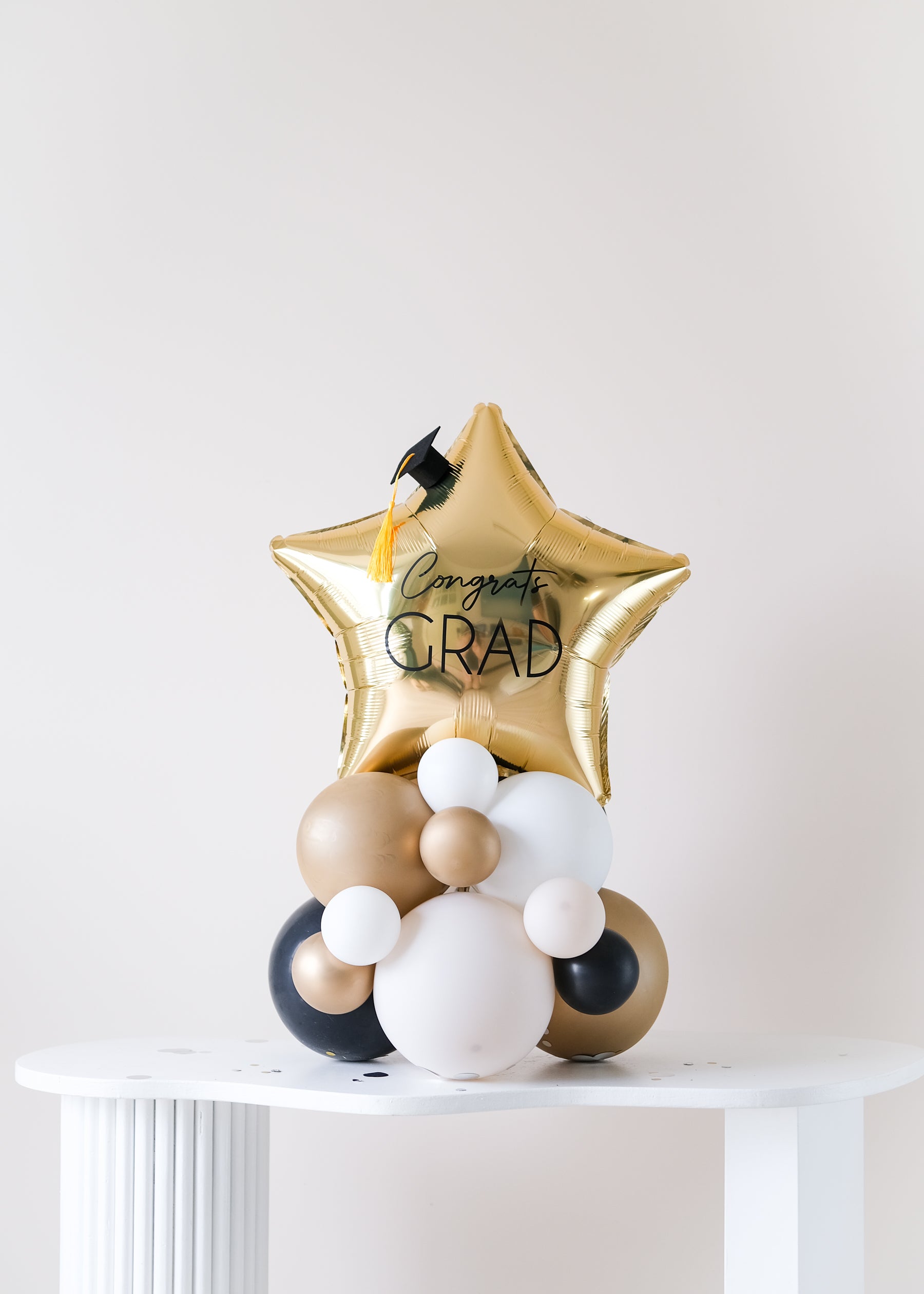 star balloon centerpiece with "congrats grad"