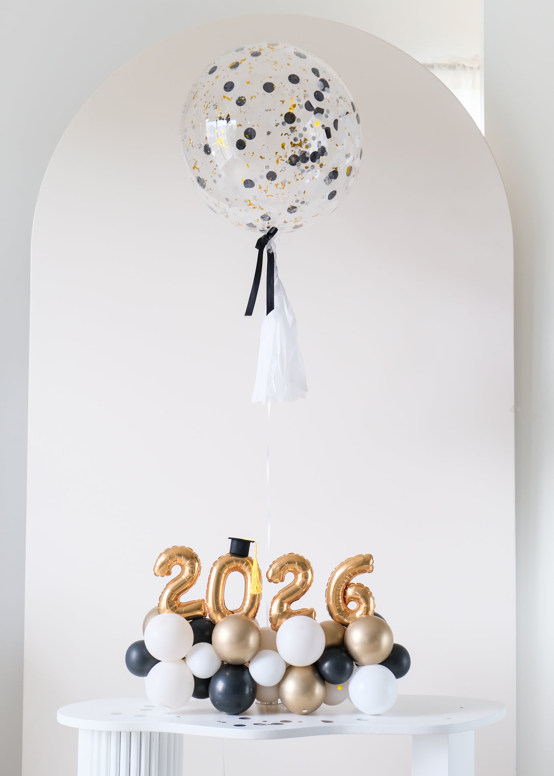 2026 mini balloons with a round confetti balloon centerpiece