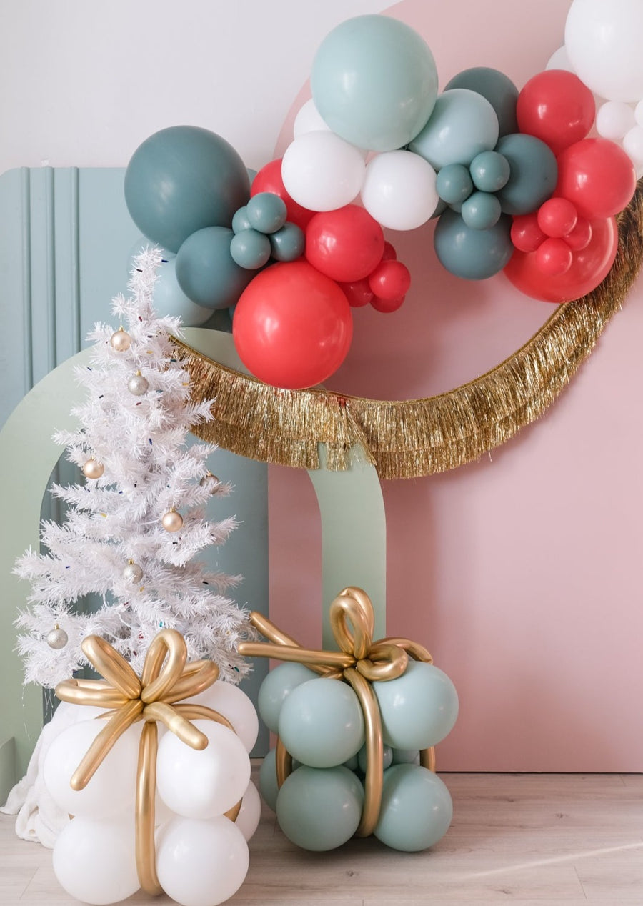Balloon Garland To-Go in Holly Jolly