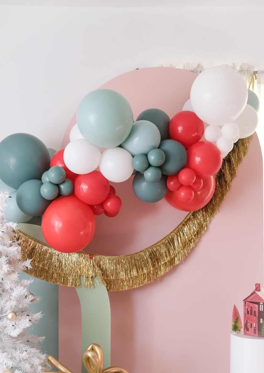 Balloon Garland To-Go in Holly Jolly